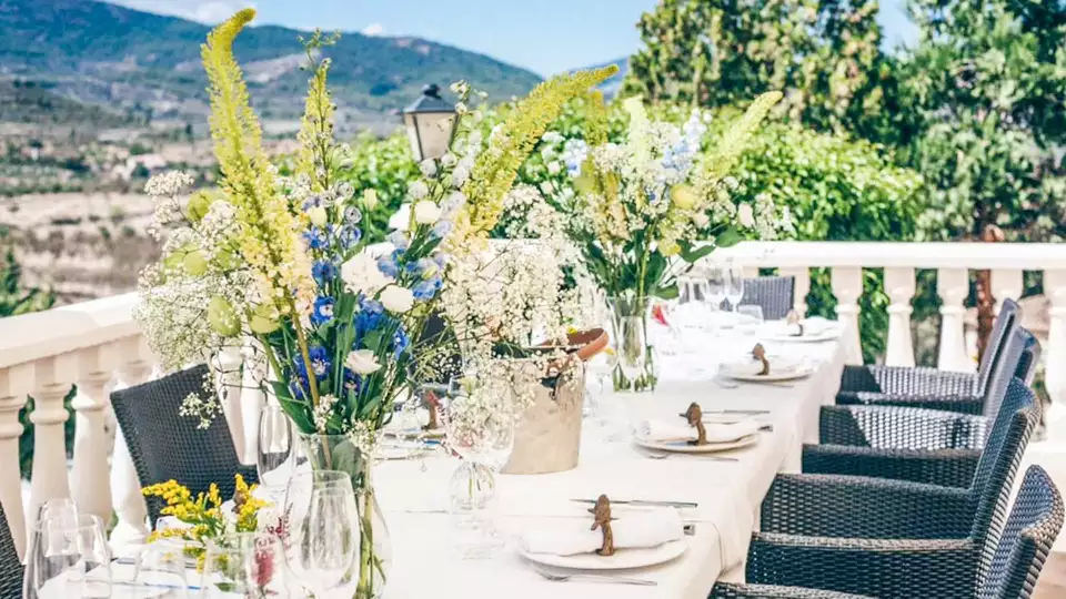 Sorprende a tu pareja con una cena romantica y cava a las afueras de Alcoy