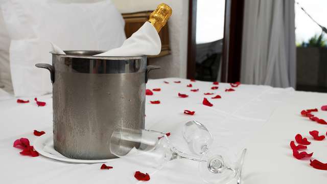 Escapada Romántica con cava, pétalos y fruta en Casa Amal en Vejer de la Frontera (desde 2 noches)