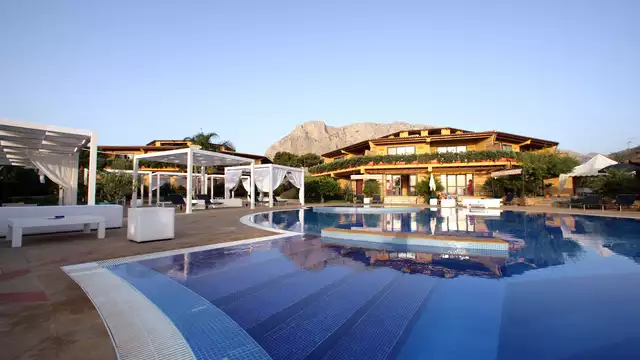 Hotel 4* fuori Palermo, a Cinisi, con piscina circondata dal verde