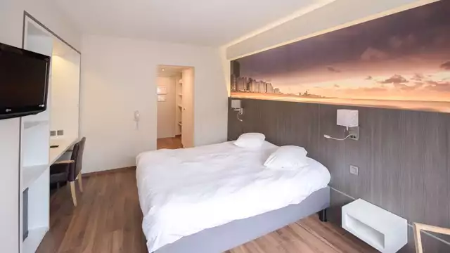 Goditi la tranquillità e l'aria fresca di mare in questo hotel a 100 metri dalla spiaggia
