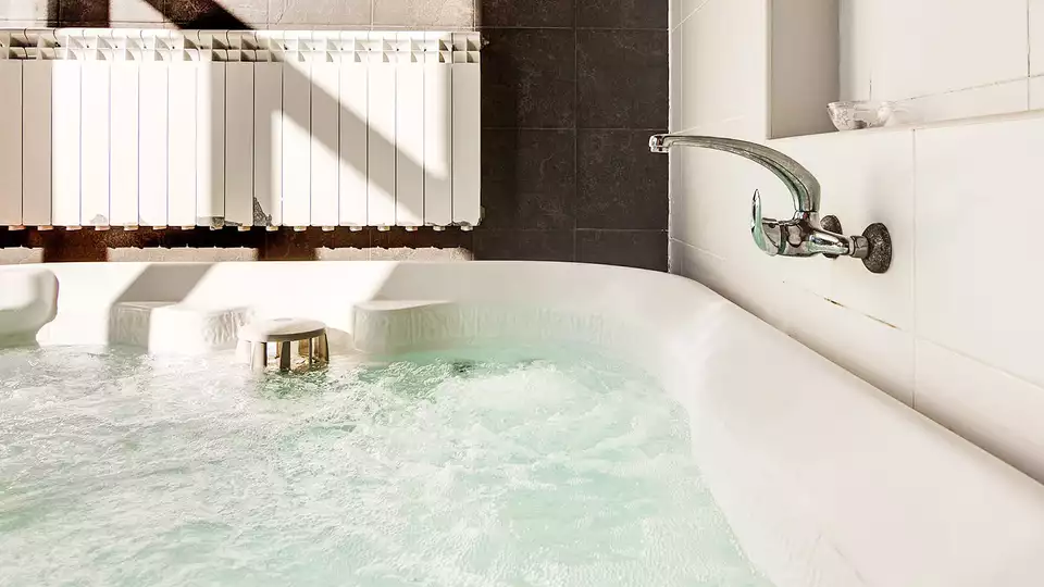 Fuga in un palazzo di Burgos con jacuzzi privata e sconto al ristorante da notti