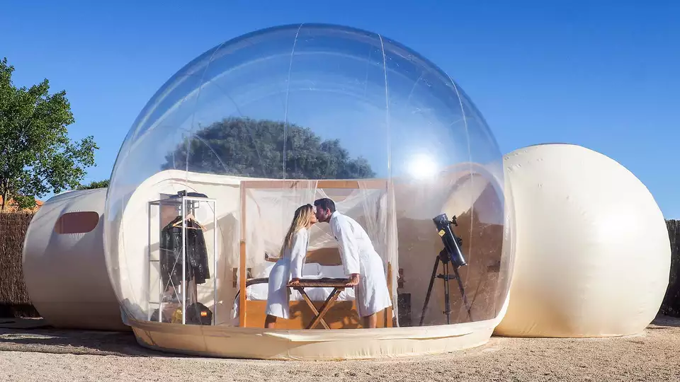 Noche magica bajo las estrellas en una Habitacion Burbuja estilo Glamping con detalles romanticos