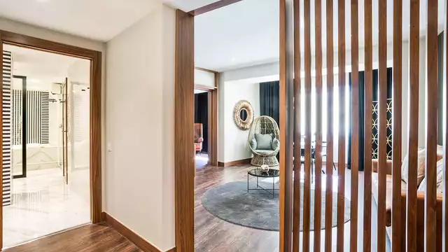 Romanticismo en Junior Suite con botella de cava y dulces en Pamplona