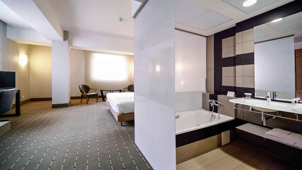 Romanticismo en Junior Suite con botella de cava y dulces en Pamplona