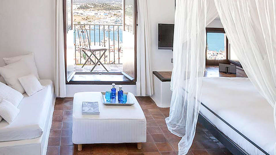 Escapada Romantica con botella de cava y vistas al mar en la iconica Ibiza