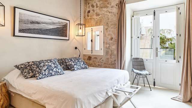 Descubre Ibiza desde un hotel con fantásticas vistas al mar, al puerto y a la ciudad