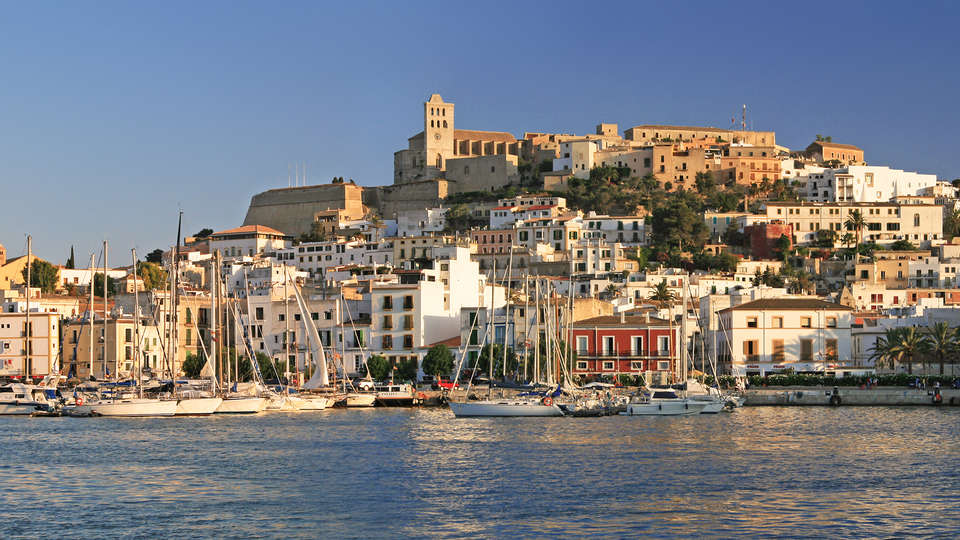 Escapada con botella de cava en un hotel ubicado en la colina de Dalt Vila en Ibiza