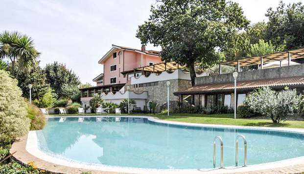 Resort fuori Salerno con colazione e piscina circondata da un grande parco