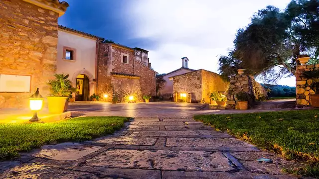 Escapada en Suite con cena tradicional mallorquina en una antigua finca en Santanyi