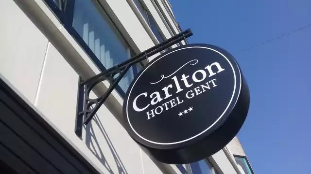 Trinquez avec es bulles dans une chambre Deluxe avec terrasse à Gand