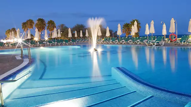 Offerta a Torremolinos in mezza pensione in un hotel fronte mare con piscina e spa