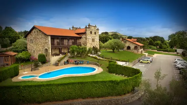 Junior suite con bañera hidromasaje en la habitación en Santillana del Mar