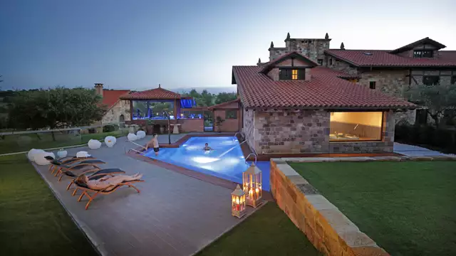 Junior suite con bañera hidromasaje en la habitación en Santillana del Mar