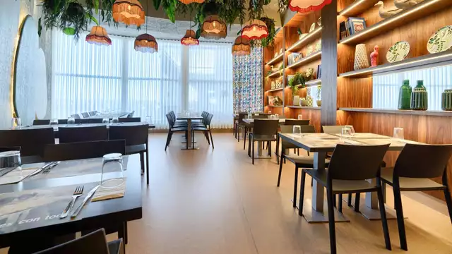 Escapade en chambre de luxe avec dîner buffet et visite de cave.