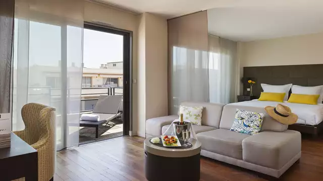 Séjour romantique en suite nuptiale avec bulles et accès à l'espace détente à Cannes