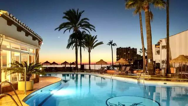 Romantische vakantie aan de Costa del Sol met fles wijn, toegang tot de spa en nog meer