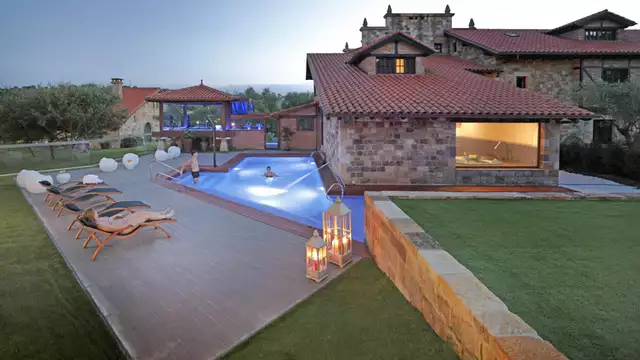 Romanticismo en pareja: habitación suite con bañera de hidromasaje y desayuno en Santillana del Mar
