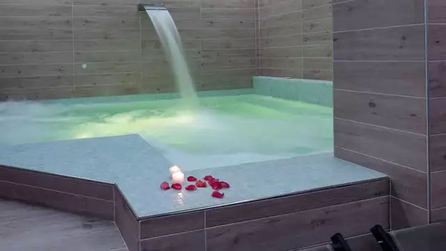 Romantisme avec une bouteille de cava, du chocolat et un spa près du centre de La Corogne
