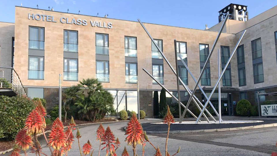 Descubre la tradicion vinicola de Valls y alojate en habitacion superior