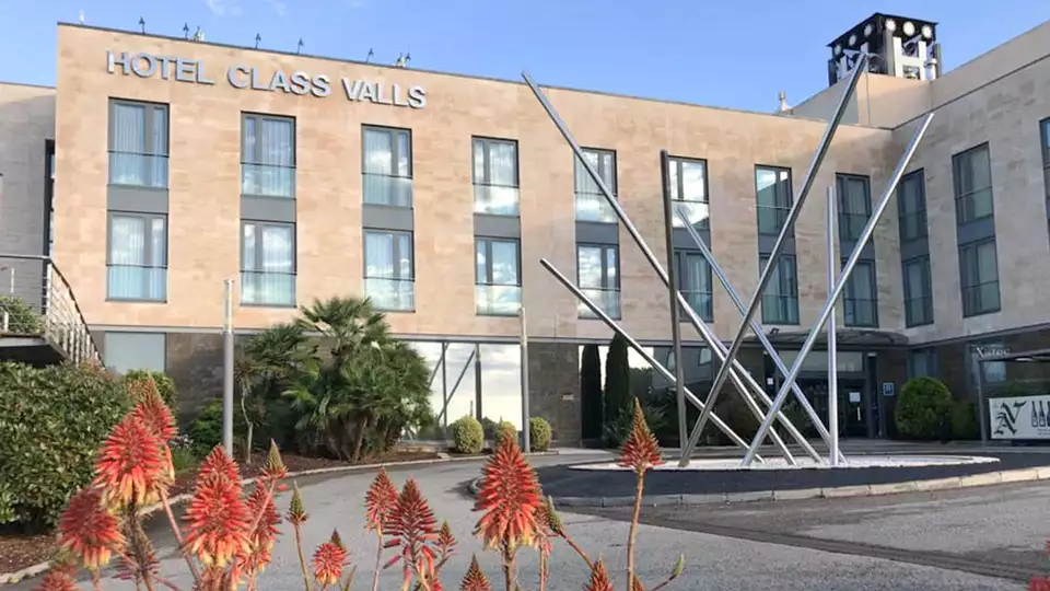 Descubre la tradicion vinicola de Valls y alojate en habitacion superior