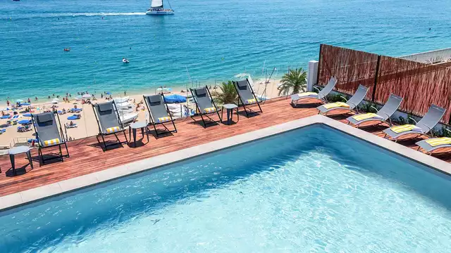 Escapada con vistas al mar, media pensión y botella de vino en hotel Adults Only