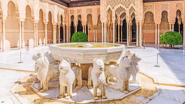 Escapada en Granada con copa y entradas a la Alhambra, Generalife y tour por el Albaicín