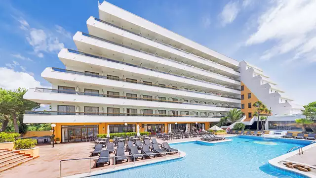 Geniet van Malgrat de Mar in halfpension in een 4* hotel met zwembad