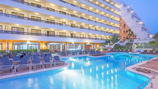 Pension complète dans un hôtel avec piscine à Malgrat de Mar