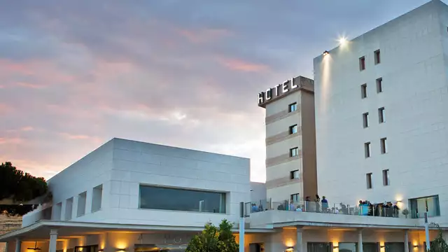 Offre exclusive : Escapade à Ávila avec dîner romantique et parking