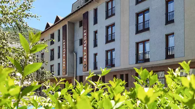 Geniet van het uitzicht op de Pyreneeën vanuit een prachtig penthouse in Sort, Catalonië.