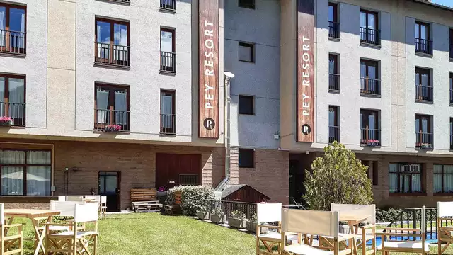 Geniet van het uitzicht op de Pyreneeën vanuit een prachtig penthouse in Sort, Catalonië.
