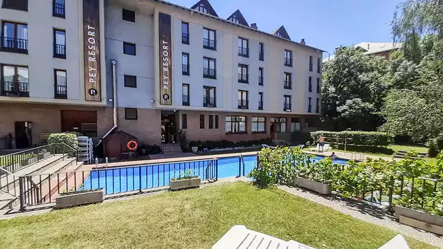 Geniet van het uitzicht op de Pyreneeën vanuit een prachtig penthouse in Sort, Catalonië.