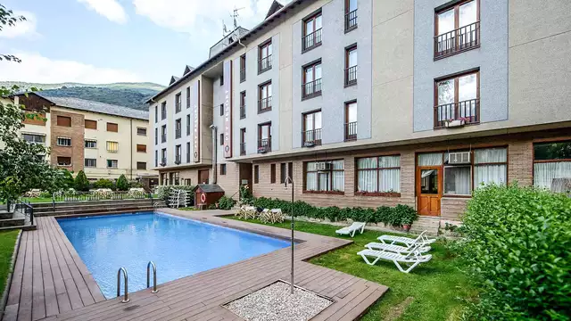 Geniet van het uitzicht op de Pyreneeën vanuit een prachtig penthouse in Sort, Catalonië.