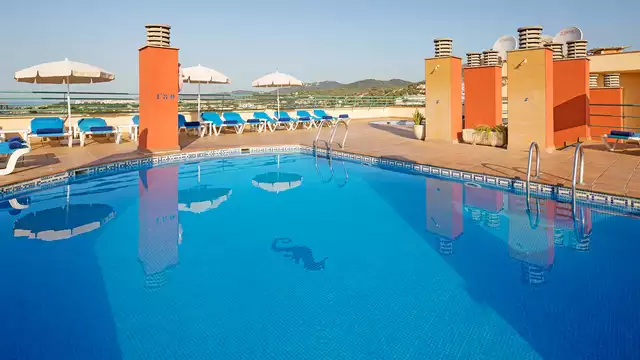 Escapada en primera línea de mar en Santa Susana en pensión completa