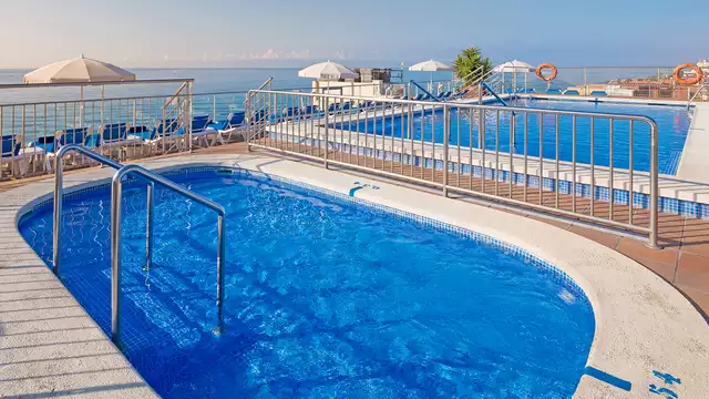 Rilassati a Pineda de Mar in un hotel con piscina e pensione completa inclusa