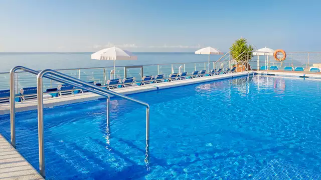 Rilassati a Pineda de Mar in un hotel con piscina e pensione completa inclusa