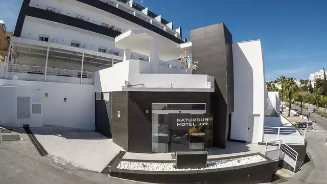 Trinquez au bord de la piscine à Torremolinos, au cœur de la Costa del Sol
