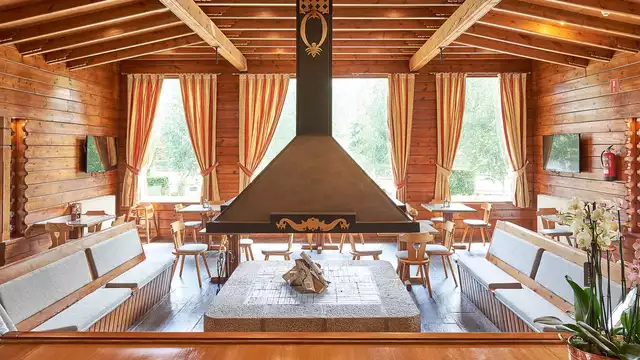 Ontdek de charme van de Pyreneeën met een culinair diner, cava, bonbons en romantische decoratie