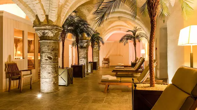 Vive una noche unica en un historico hotel de Brujas
