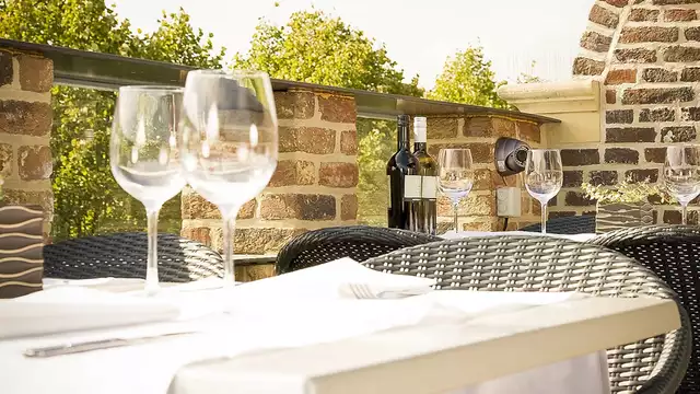 Culinair genot in Maaseik met gratis parking en fles bubbels op de kamer twin room
