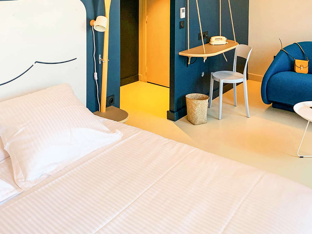 Séjour avec vue sur vieille ville de Toulon, rooftop piscine et solarium - 4* - 8
