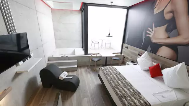 Noche de pasión en Master Suite con jacuzzi privado y sillón tantra, en Valencia