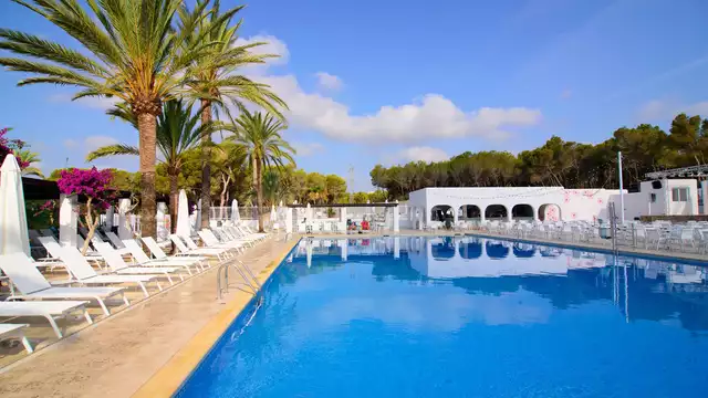 Demi-pension dans un complexe 4 étoiles à Cala Llenya, Ibiza