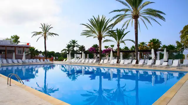 Ontdek de stranden van Ibiza met het hele gezin dankzij een modern 4* resort