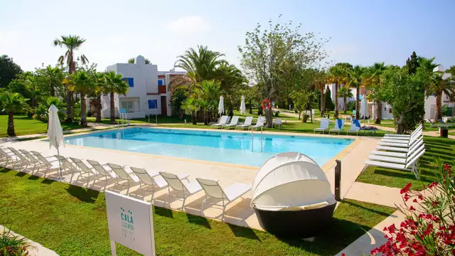 Ontbijt en cava in een resort met zwembad voor jouw zomer op Ibiza