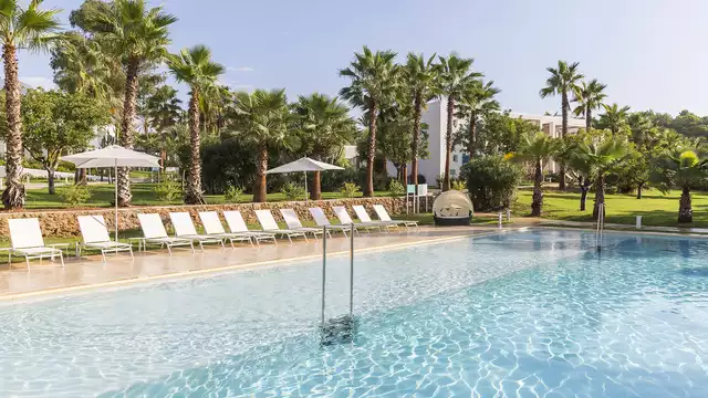 Ontdek de stranden van Ibiza met het hele gezin dankzij een modern 4* resort