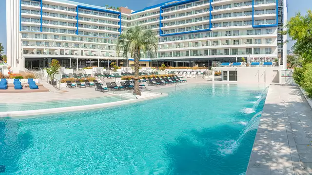 Relájate en un moderno hotel de Lloret de Mar con desayuno incluido