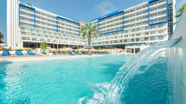 Disfruta de Lloret de Mar en un exclusivo hotel con media pensión inlcuida