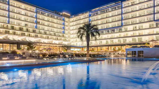Disfruta de Lloret de Mar en un exclusivo hotel con media pensión inlcuida