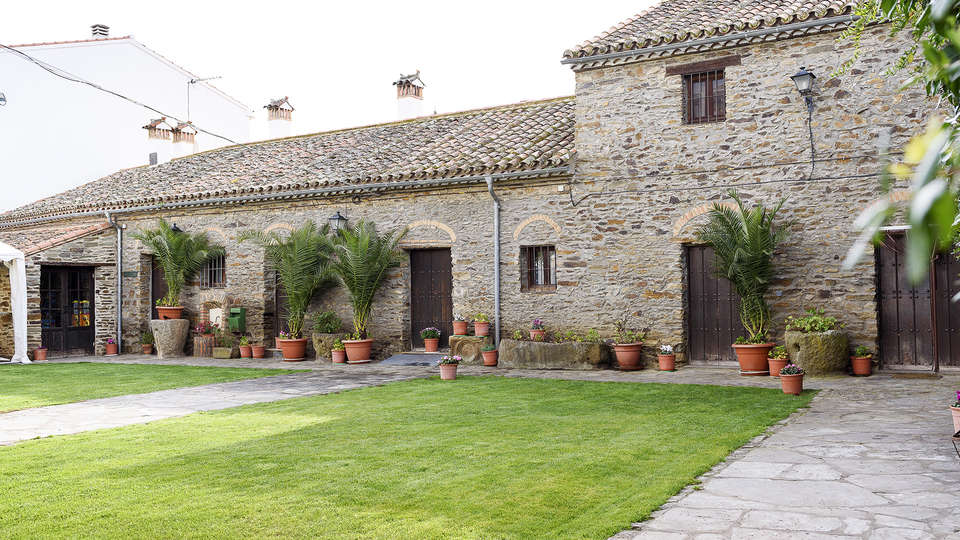 Escapada romantica con cava ambiente romantico y bombones en un hotel rural cerca de Trujillo
